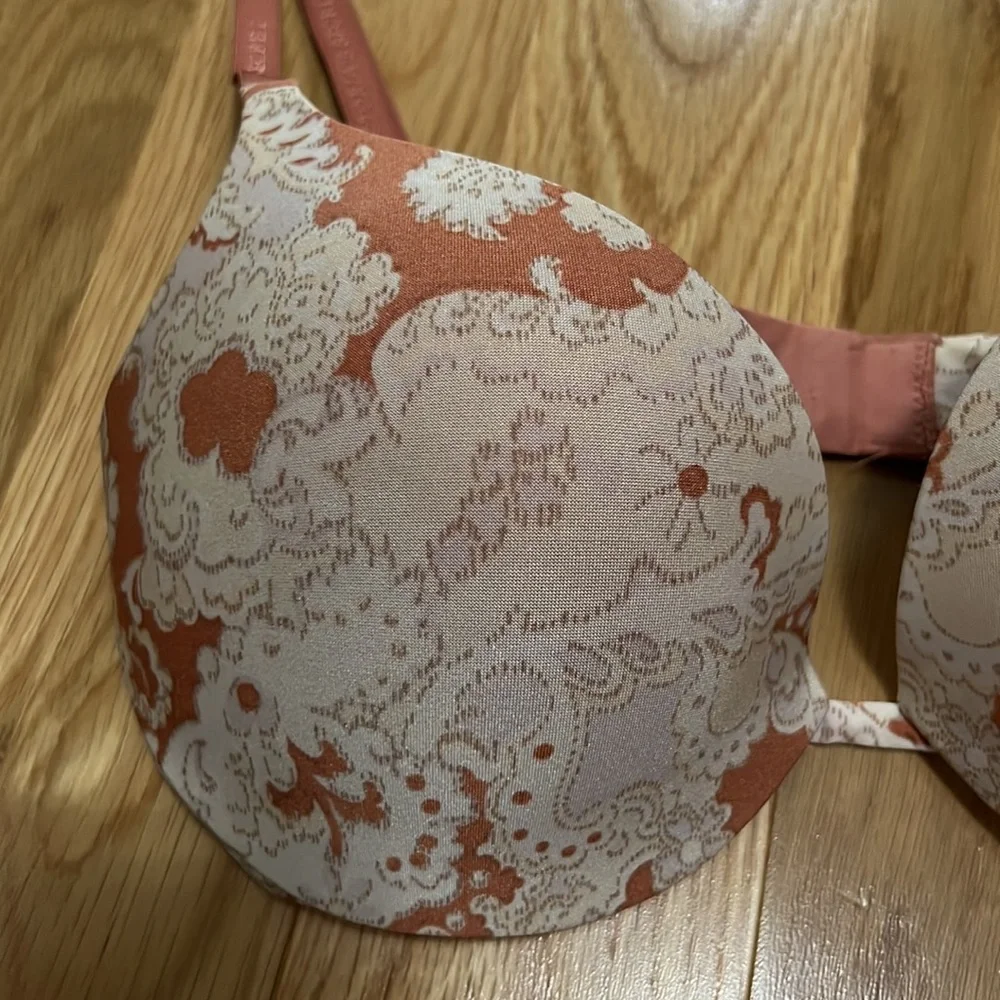 Victoria’s Secret Plunge Bra - Picture 2 of 5